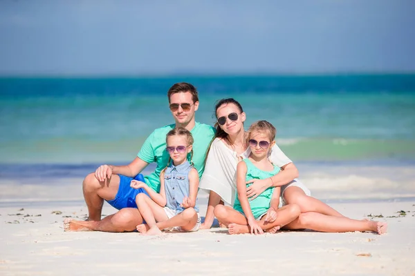 Ung familj på strandsemester — Stockfoto