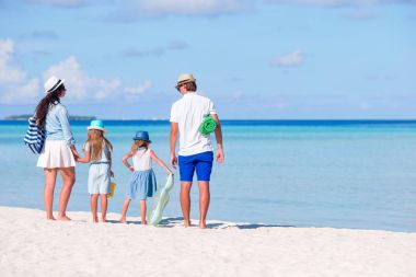Arkadan Görünüm genç ailesinin bir tropik sahilde