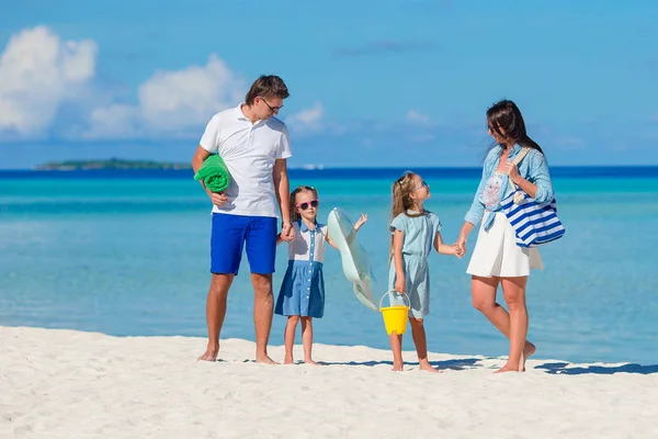 Sahilde tatilde olan dört kişilik bir aile.