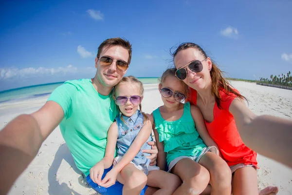 Unga vackra familj tar selfie på stranden — Stockfoto