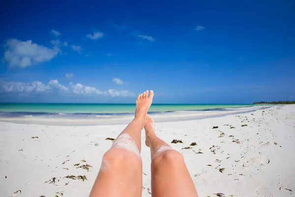 सफेद रेत समुद्र तट पर महिला पैर . — स्टॉक फ़ोटो, इमेज