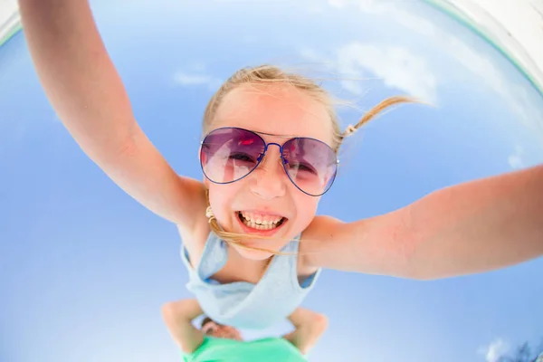 Niña al aire libre durante las vacaciones de verano divertirse con el padre. Retrato de un niño boca abajo sobre un fondo del cielo —  Fotos de Stock
