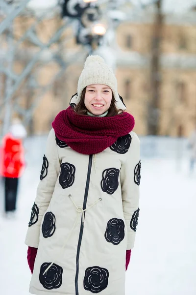 Feliz niña patinando en pista de hielo al aire libre —  Fotos de Stock