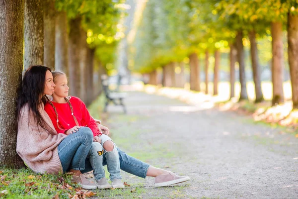 Family of mom and kid outdoors in park at autumn day — Stock Photo, Image