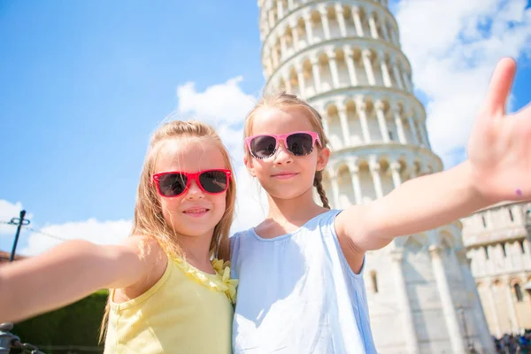 Gyerek, figyelembe véve a háttérben selfie a ferde torony Pisa, Olaszország. Kép az Európai nyaralás — Stock Fotó