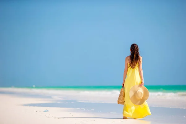 Mujer joven en sombrero durante las vacaciones en la playa tropical — Foto de Stock