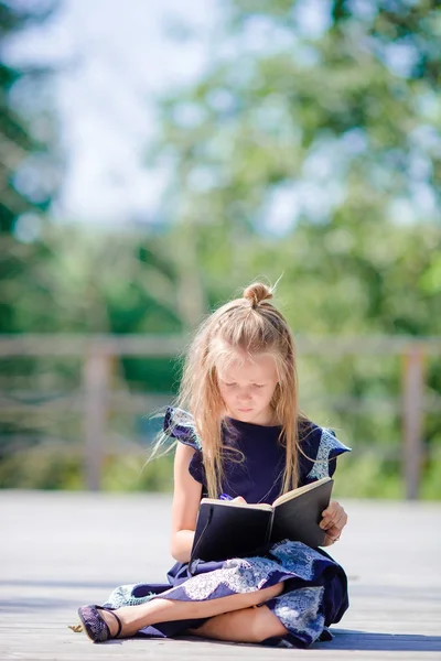 Adorable petite écolière avec des notes et des crayons en plein air. Retour à l'école . — Photo