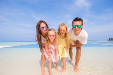 Dört plaj tatil genç aile. Portre