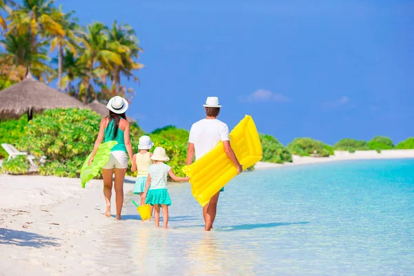 Młode rodziny na wakacje na plaży — Zdjęcie stockowe