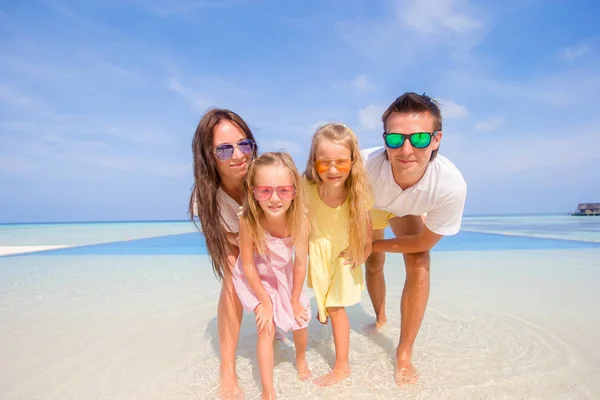 Jeune famille de quatre personnes en vacances à la plage. Gros plan — Photo