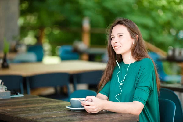 Молодая женщина в кафе на открытом воздухе — стоковое фото