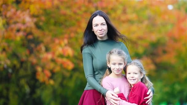 Familia de mamá y niños en otoño. Joven madre y niñas disfrutan del cálido otoño — Vídeos de Stock