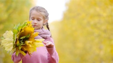Mutlu bir çocukluk sarı ile açık havada sonbaharda yaprakları