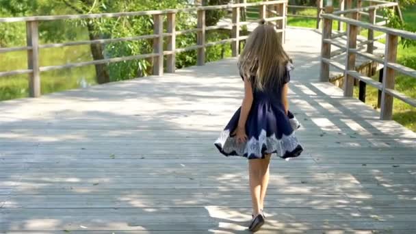 Bedårande liten skolflicka ha kul utomhus. Tillbaka till skolan. Slow motion video. — Stockvideo