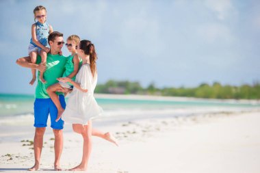 Genç aile tatilde çok eğleniyor.