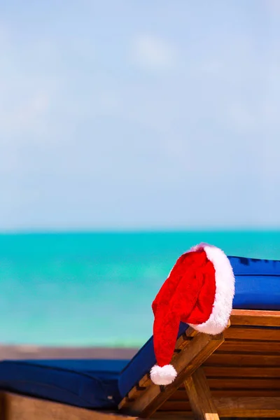 Solstol med Tomtemössa på vacker tropisk strand med vit sand och turkost vatten. Perfekt jullovet — Stockfoto