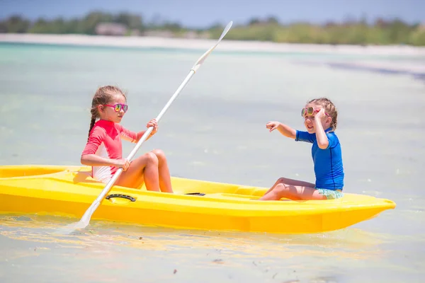Petites filles adorables appréciant le kayak sur le kayak jaune — Photo