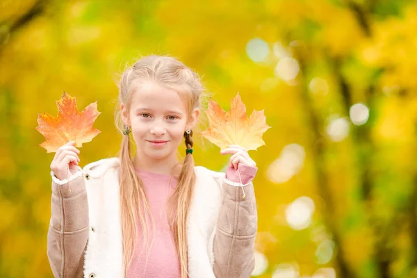 Ritratto di adorabile bambino con foglie gialle in autunno. Ora di autunno — Foto Stock