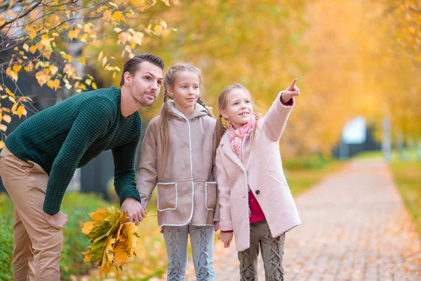 Apa és gyerekek családja egy gyönyörű őszi napon a parkban — Stock Fotó