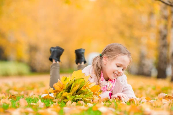 Πορτρέτο του αξιολάτρευτο κοριτσάκι με κίτρινα φύλλα μπουκέτο το φθινόπωρο — Φωτογραφία Αρχείου