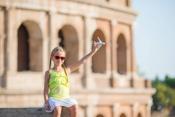 イタリア、ローマのコロッセオの前で愛らしい少女。イタリアの休暇を子供します。 — ストック写真