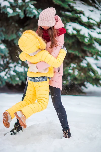 Счастливая мать и ребенок наслаждаются зимним снежным днем — стоковое фото
