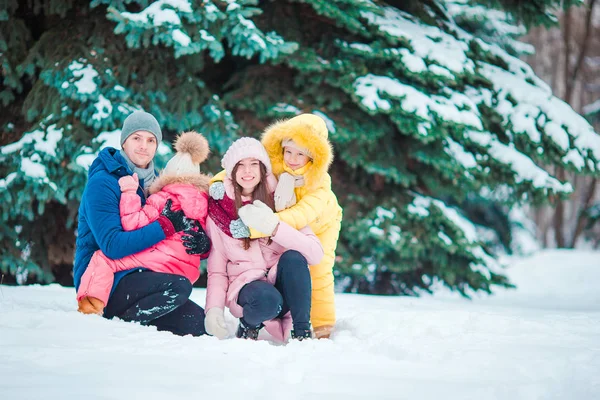 Familia feliz disfrutar de invierno día nevado —  Fotos de Stock