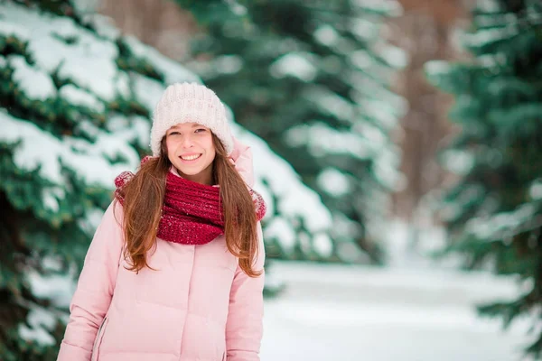Gelukkig meisje geniet van winer en sneeuw weer buiten op het mooie wonter dag — Stockfoto