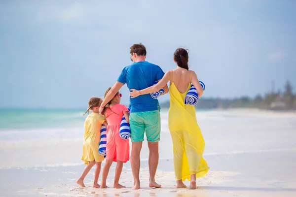 Vista trasera de una familia feliz en la playa tropical —  Fotos de Stock