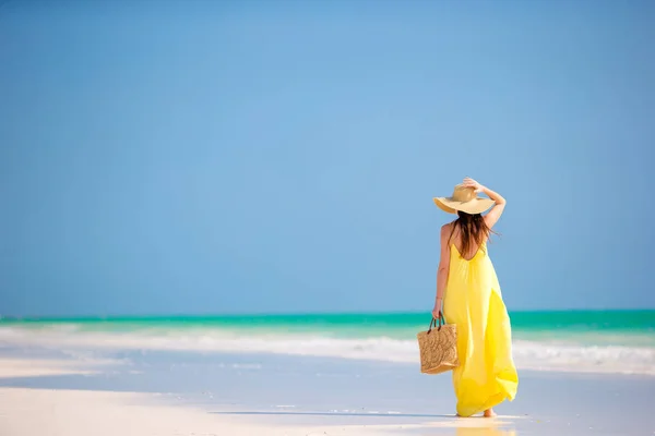 Jovem mulher de chapéu durante as férias na praia tropical — Fotografia de Stock
