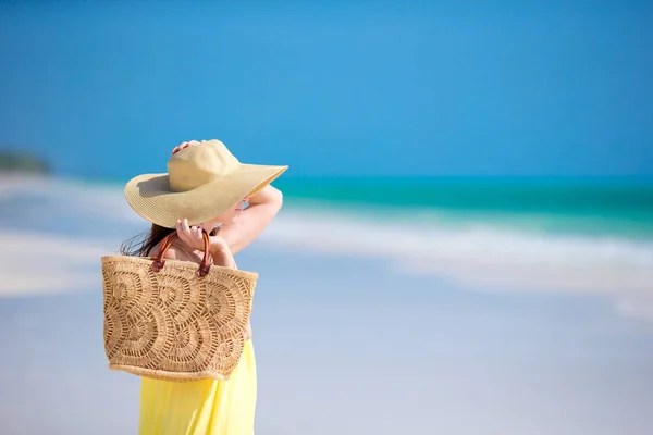 Mujer joven en sombrero durante las vacaciones en la playa tropical — Foto de Stock