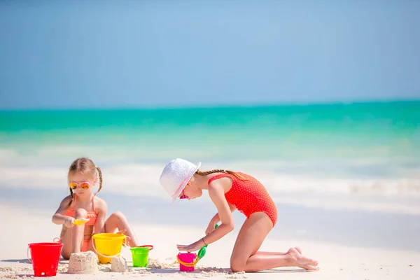 夏休み中に愛らしい女の子。白いビーチでビーチおもちゃで遊ぶ子供たち — ストック写真