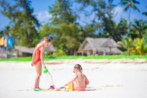 Urocze dziewczynki, podczas letnich wakacji. Dzieci bawi się zabawkami beach na plaży — Zdjęcie stockowe