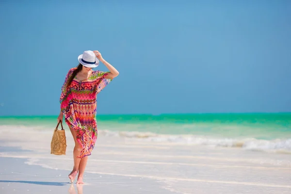 熱帯のビーチでの休暇中に帽子の若い女性 — ストック写真