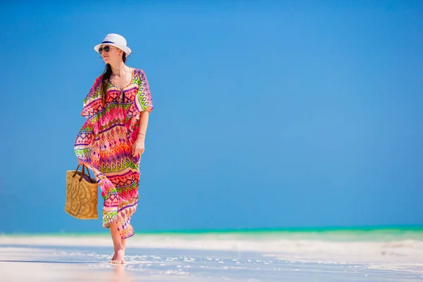 Mujer joven en sombrero durante las vacaciones en la playa tropical — Foto de Stock