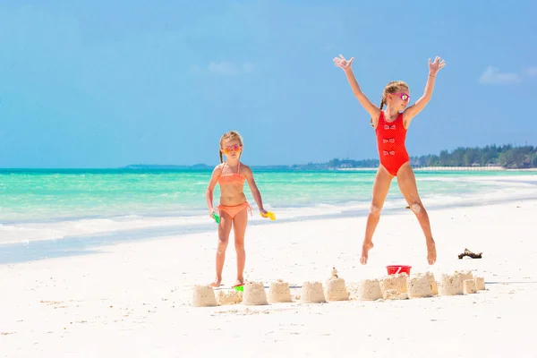 Adorables niñas durante las vacaciones de verano. Niños jugando con juguetes de playa en la playa blanca — Foto de Stock