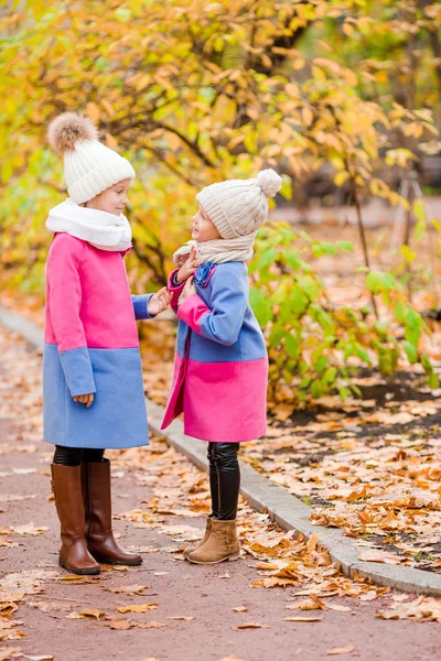Gelukkig meisje buiten op een warme herfstdag. Kinderen in herfst — Stockfoto