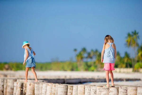 Little girls having fun at tropical beach during summer vacation playing together — Stock Photo, Image