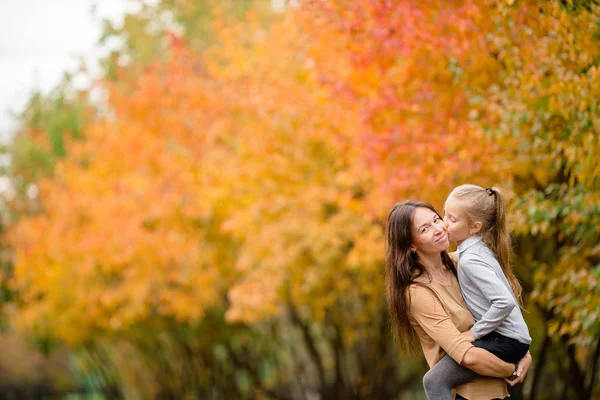 Familj till mor och barn utomhus i parken på höstdagen — Stockfoto