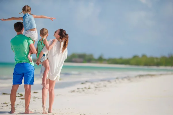 Giovane famiglia in vacanza hanno un sacco di divertimento — Foto Stock