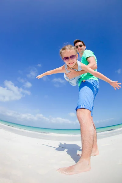 Ragazzina e papà felice si divertono durante le vacanze al mare — Foto Stock