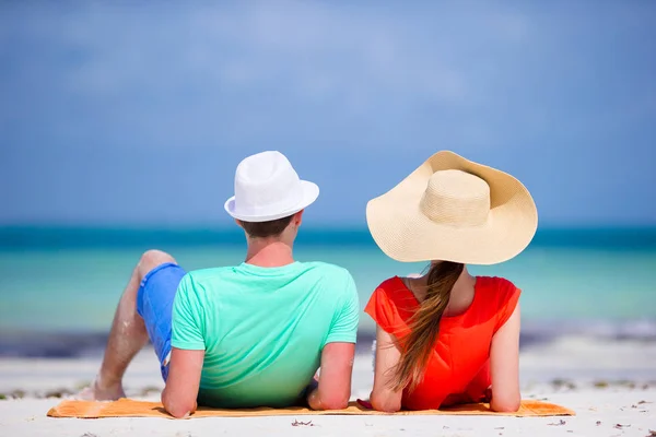 Jeune famille de deux personnes sur la plage de sable blanc pendant les vacances d'été — Photo