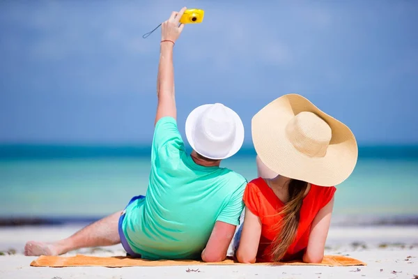 Happy couple taking a self photo on a beach on holidays — Stock Photo, Image