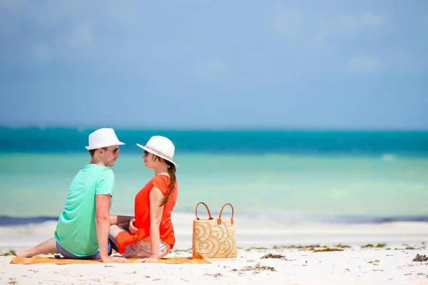 Família jovem de dois na praia branca durante as férias de verão — Fotografia de Stock