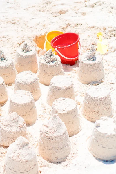 Sandcastle plastik çocuklar oyuncak ve deniz arka plan beyaz Beach — Stok fotoğraf