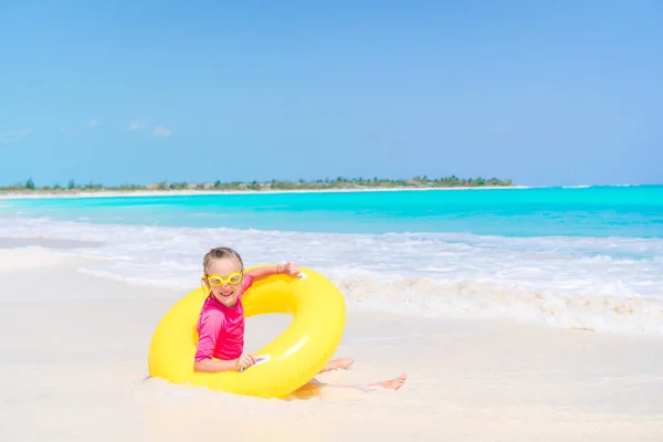 Şişme lastik çemberli mutlu çocuk sahilde eğleniyor. — Stok fotoğraf