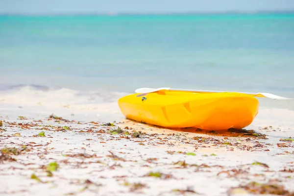 Pequeño barco en la playa tropical de arena blanca y el océano turquioso —  Fotos de Stock