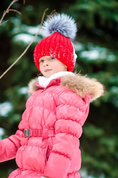 Porträtt av lilla bedårande flicka i snö solig vinterdag — Stockfoto