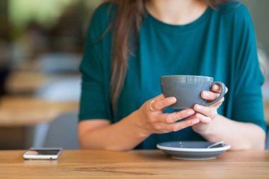 Closeup fincan kahve. Genç kadın açık Cafe