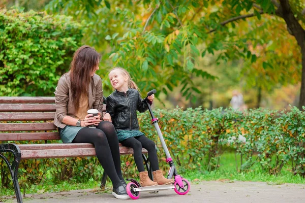 Famille de maman et enfant en plein air le jour d'automne — Photo